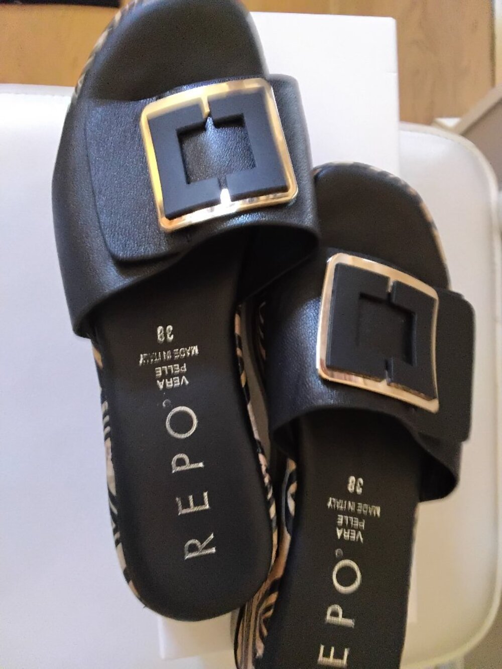 Made Italy beautiful summer sandal size 8 new , white shose size 8 in box